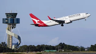 Die australische Airline Qantas verkaufe Zehntausende Tickets von gestrichenen Flügen. Das hat nun Folgen. (Archivbild)