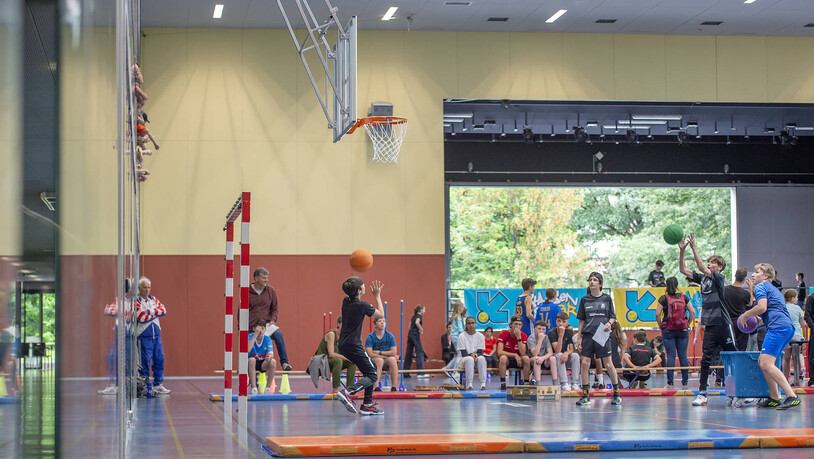 Der Sport soll gefördert werden: Jugendliche am Finaltag des Projekts Klassenschlag GR in der Sporthalle Lust in Maienfeld.