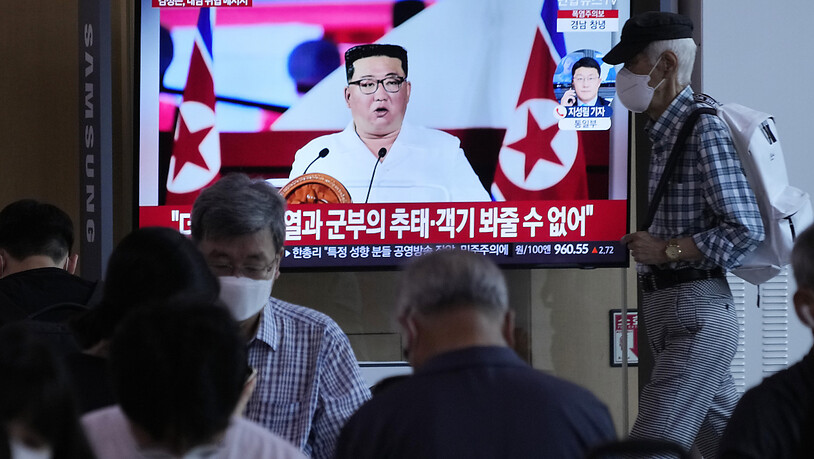 Passanten in Seoul gehen an einem Monitor vorbei, auf dem Nordkoreas Machthaber Kim Jong Un zu sehen ist. Foto: Ahn Young-Joon/AP/dpa