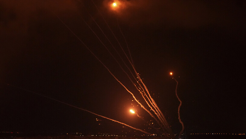 Raketen werden aus dem Gazastreifen in Richtung Israel abgefeuert. Israelische Streitkräfte haben bei Luftangriffen auf den Gazastreifen den Militärchef der extremistischen Palästinenserorganisation Islamischer Dschihad (PIJ) getötet. Foto: Adel Hana/AP…