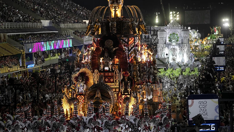 Übergrosse, leuchtende Figuren werden durch die Strassen in Rio de Janeiro gezogen.