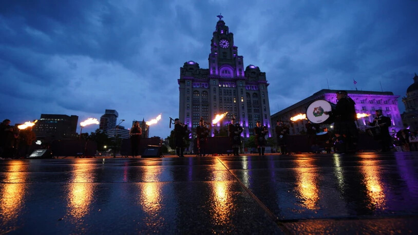 Leuchtfeuer in Liverpool zum Jubiläum der Queen.