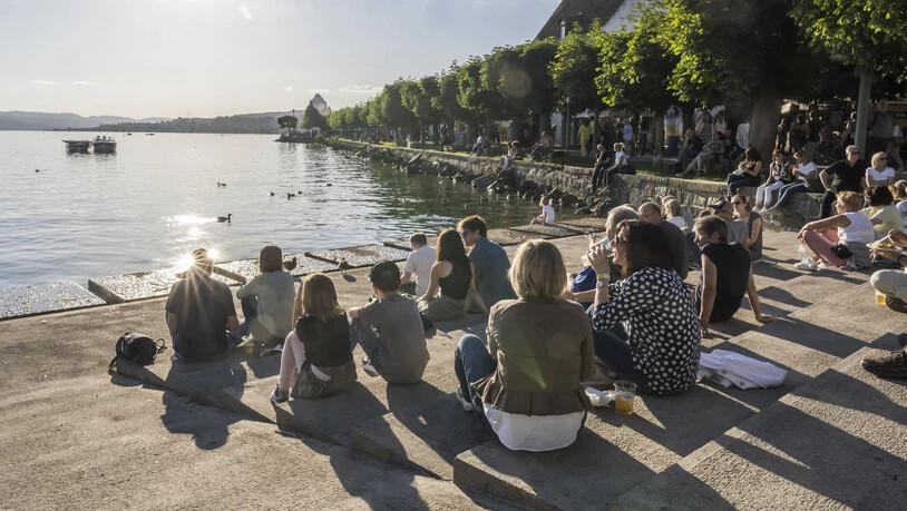 Perfektes Ambiente: Vor und zwischen den Konzerten geniessen Besucher die Stimmung am See.