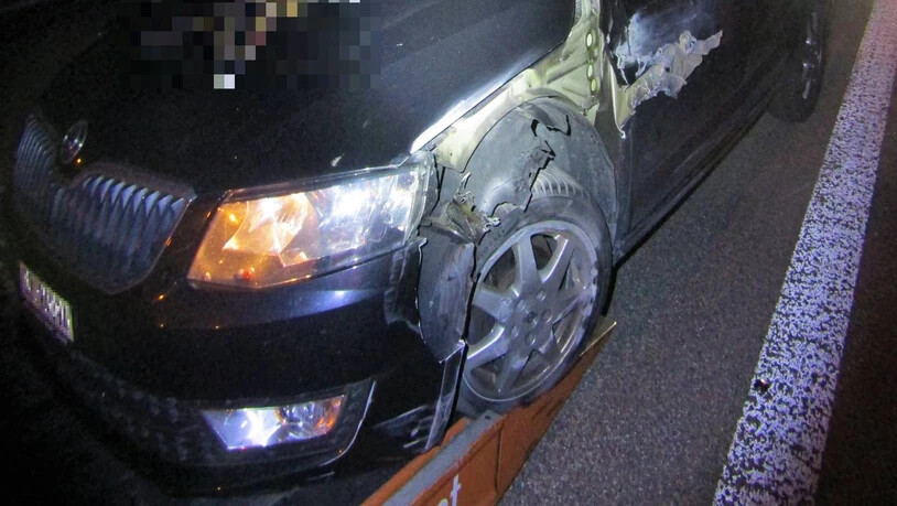 In der Nacht auf Donnerstag: Auf der A13 in Bilten kollidierte eine Autofahrerin mit einem Lastwagen.
