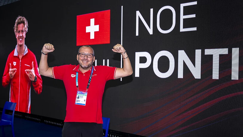 Noè Pontis Trainer Massimo Meloni posiert in Budapest für ein Foto