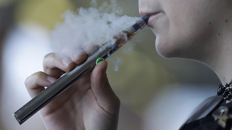 Ein US-Gericht hat am Freitag das am Vortag beschlossene Verkaufsverbot für E-Zigaretten der Marke Juul vorerst ausgesetzt. (Archivbild)