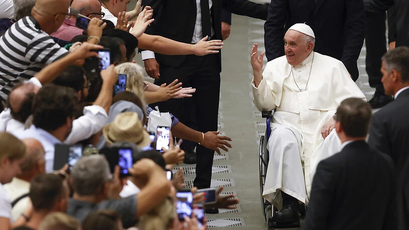 Papst Franziskus begrüsst die Gläubigen am Ende der wöchentlichen Generalaudienz.