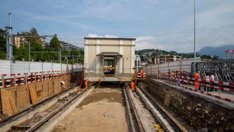 Ein ganzes Gebäude von 600 Tonnen um 40 Meter zu verschieben, ist keine leichte Aufgabe. Den SBB ist es am Bahnhof Lugano gelungen - auf Schienen.
