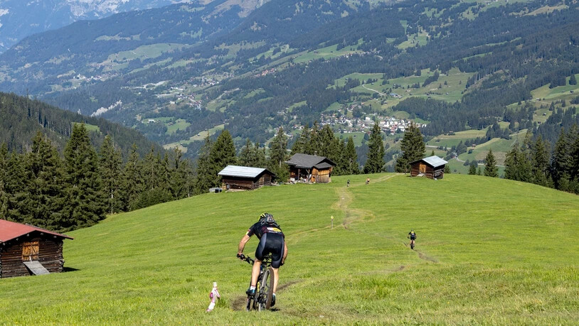 Herrliche Abfahrt: Mountainbiker am Swiss Epic in Arosa.