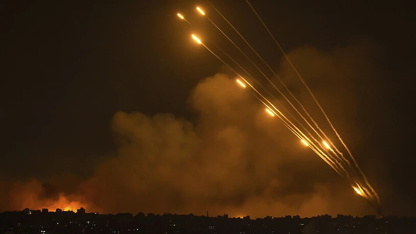 Raketen fliegen aus dem Gaza-Streifen in Richtung Israel: Reiseveranstalter canceln nun die Trips ins Land.