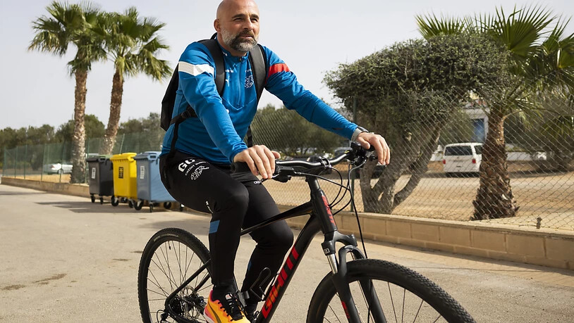 Mit dem Fahrrad fährt Giorgio Contini zum Training