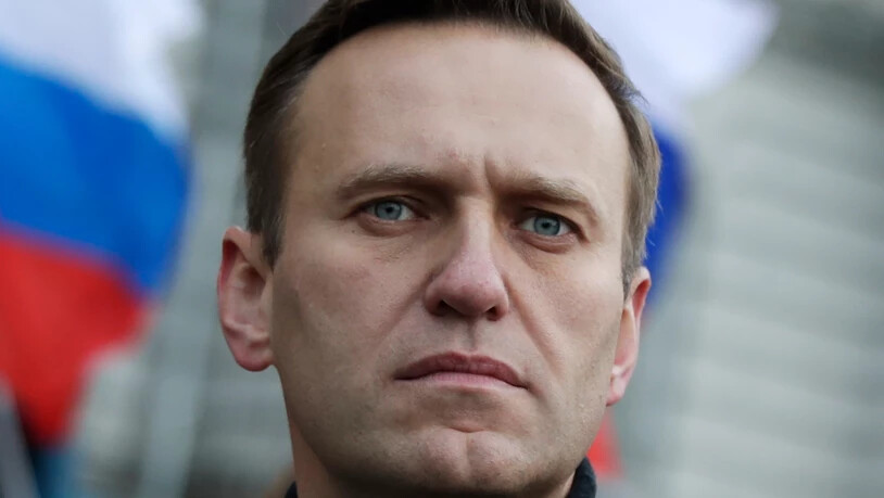 ARCHIV - Der am 16. Februar in einem russischen Straflager verstorbene Oppositionsführer Alexej Nawalny bei einem Gedenkmarsch für den 2015 ermordeten Kremlkritiker Boris Nemzow. US-Geheimdienste gehen laut einem Bericht des «Wall Street Journals» davon…