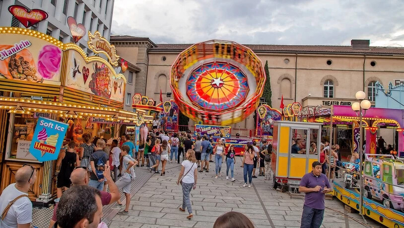 Einer der beliebtesten Plätze am Churer Fest: Der Theaterplatz samt Lunapark ist immer gut besucht.
