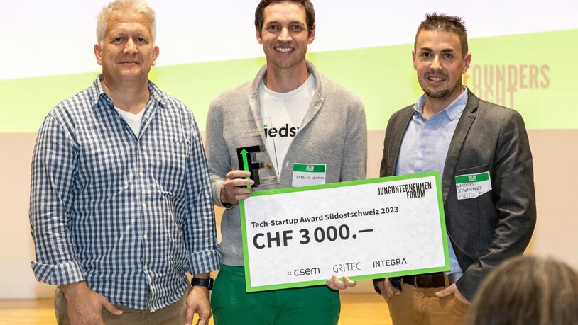 Hat den Tech-Startup-Award Südostschweiz 2023 gewonnen: Herbert Weirather, Gründer der Delivery Glide AG (Mitte), wird flankiert von den Jurymitgliedern Alex Studer von Integra Biosciences (links) und Matthias Schwaninger von Gritec.