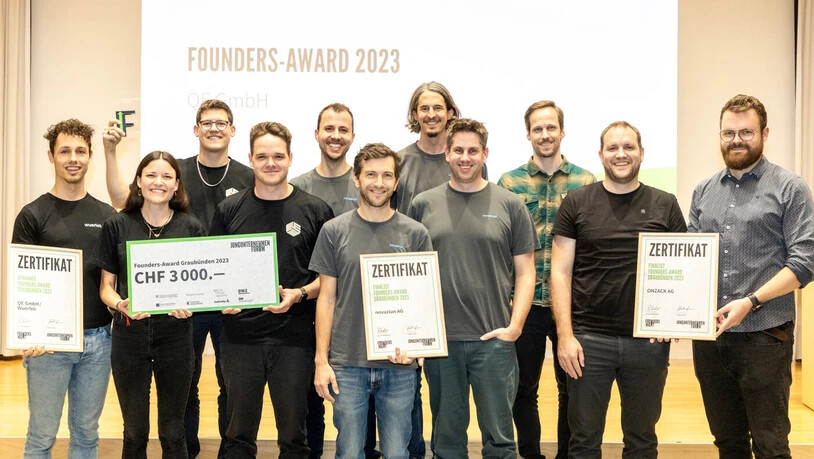 Freude herrscht bei den Finalisten des Founders-Awards 2023: die Gewinner von QE GmbH (links) zusammen mit dem Team von Novaziun, welches einen vollelektrischen Einachser entwickelt hat (Mitte) und den Gründern des IT-Unternehmens Onzack (rechts).