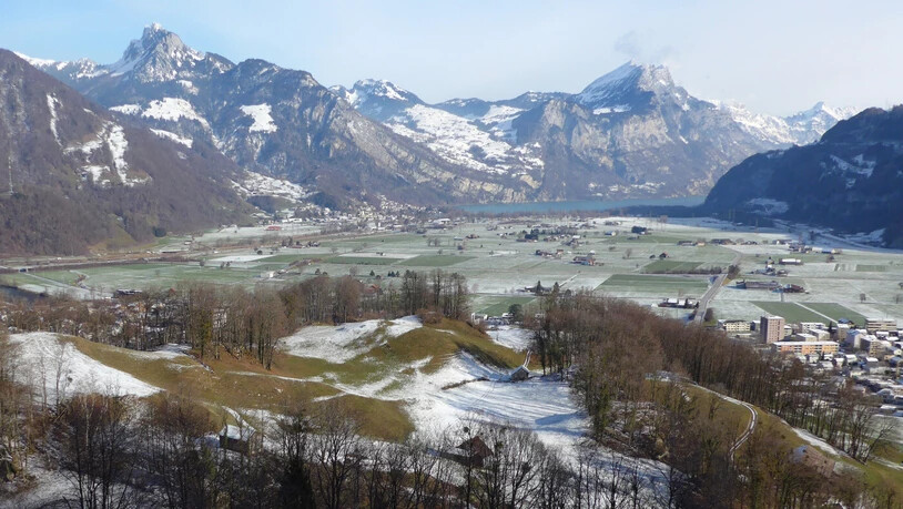 Der breite, flache Talboden in Glarus Nord wird landwirtschaftlich meist intensiver genutzt als die Talhänge und das Kulturland im südlichen Kantonsteil. Das prägt auch das Landschaftsbild.