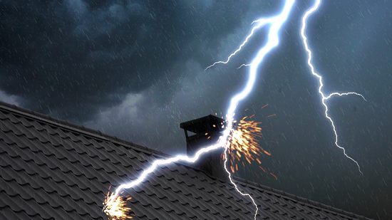 Ein direkter Blitzeinschlag kann grosse Schäden an einem Gebäude anrichten.