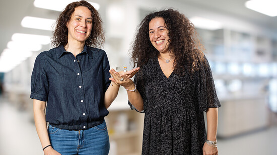 Die Biotechnologin Madiha Derouazi (rechts) wurde gemeinsam mit der Französin Elodie Belnoue mit dem Europäischen Erfinderpreis ausgezeichnet.