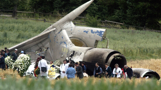 Angehörige besuchen am 4. Juli 2002 das Wrack der russischen Tupolew TU-154. Bei der diesjährigen Gedenkveranstaltung werden rund 40 von ihnen erwartet. Nicht eingeladen sind russische Staatsvertreter. (Archivbild)