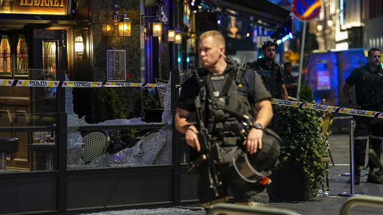 Polizisten bewachen den Tatort vor einem Nachtclub in der norwegischen Hauptstadt Oslo. In der Nacht zum Sonntag wurden gegen 1.15 Uhr vor dem Londoner Pub im Zentrum von Oslo mehrere Schüsse abgefeuert. Nach Angaben der Polizei werden mehrere Personen…