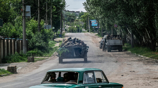 Soldaten liegen auf einem Panzer und sitzen Fahrzeugen in den Außenbezirken der Stadt, in der Nähe von Sewerodonezk. Lyssytschansk ist eine Stadt am rechten Hochufer des Donez in der Region Luhansk. Foto: Rick Mave/SOPA Images via ZUMA Press Wire/dpa