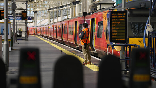 Gespenstische Ruhe: Ein Zug fährt am Londoner Bahnhof Waterloo los.