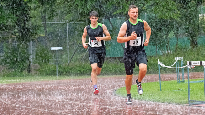 Schwierige Bedingungen: Die 800-Meter-Läufer trotzen in Filzbach den heftigen Regenschauern.