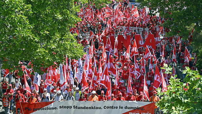 Nach Angaben der Gewerkschaften nahmen über 15'000 Personen an der Demonstration der Bauarbeiter für bessere Arbeitsbedingungen in Zürich teil.