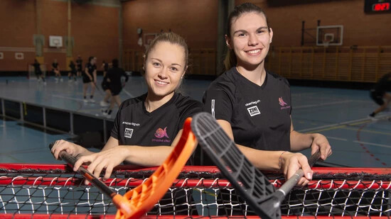 Duo von Piranha Chur: Doris Berger und Luana Rensch vertreten das Schweizer Nationalteam an der Unihockey-WM in Singapur.