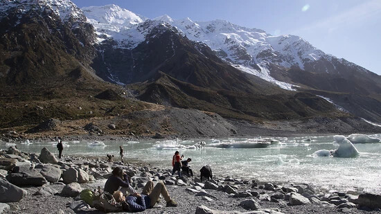 Touristinnen und Touristen besuchen den Gletschersee am Fusse des höchsten Gipfels von Neuseeland, Aoraki/Mount Cook. Der Berg liegt 3,724 über dem Meeresspiegel. (Archivbild)