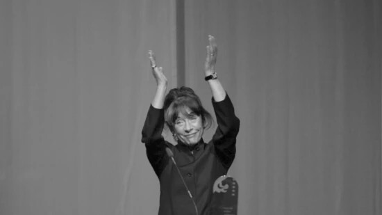 ARCHIV - Die Schauspielerin Vera Tschechowa klatscht bei der Verleihung des 17. Hessischen Film- und Kinopreises in der Oper in Frankfurt am Main (Hessen) Beifall. Foto: Arne Dedert/dpa