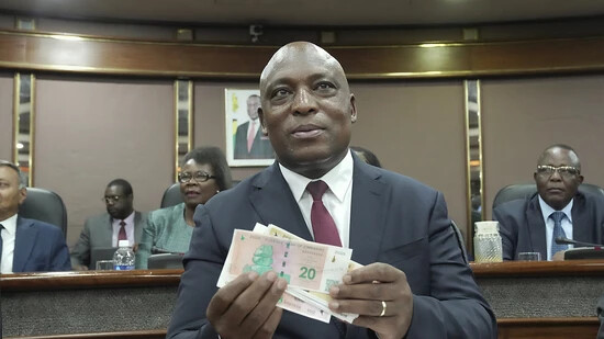 Znetralbankgouverneur, John Mushayavanhu präsentiert die neue Währung des Landes.