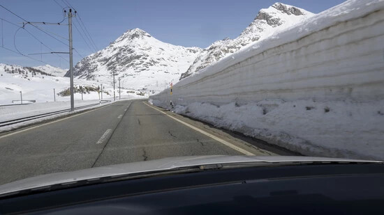 Auf dem Berninapass: Hier liegt noch viel Schnee, während das Thermometer in den Tälern Graubündens auf über 25 Grad steigt.