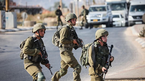 ARCHIV - Israelische Soldaten blockieren eine Straße im Westjordanland. Foto: Ilia Yefimovich/dpa