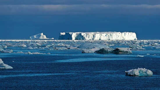 Eisberge im Crystal Sound: Die Antarktis ist von Meereis umgeben, welches das Landeis stabilisiert.