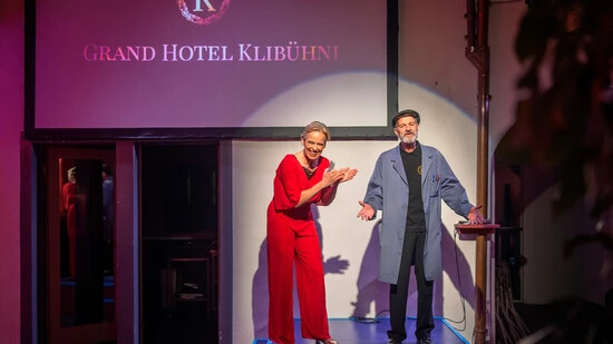 «Grand Hotel Klibühni»: Rezeptionistin Lisa Kälin (Monika Dierauer) macht das Publikum mit Abwart Vincent Schneider (Oliver Krättli) bekannt.  