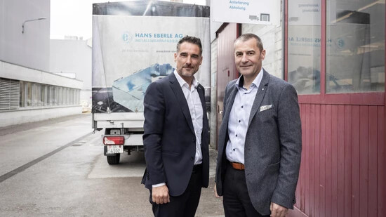 Neue Aussenstelle auf dem Firmengelände in Näfels: Als Kunde und Lieferant arbeiten Renzo Davatz (links) von der Netstal Maschinen AG und Andreas Zweifel von der Hans Eberle AG aus Ennnenda eng zusammen.