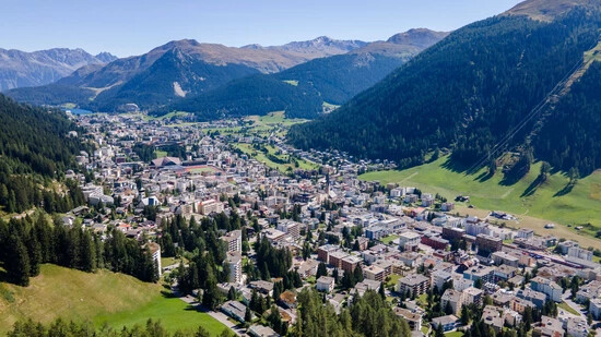 Davos soll schöner werden: Bei der überarbeiteten Destinationsstrategie der Davoser Tourismusorganisation steht auch eine Verbesserung der Aufenthaltsqualität im Ort an.
