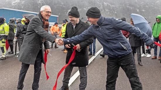 Freude herrscht: Peter Aebli (von links), Kaspar Becker und Thomas Kistler weihen die Querspange Netstal ein und übergeben sie den Verkehrsteilnehmenden.