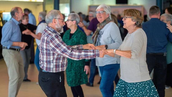 Disco 60+: Die Seniorinnen und Senioren tanzen freudig über das Parkett. 