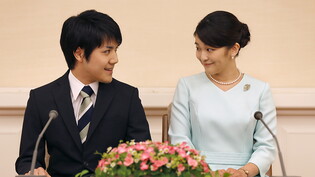 Die japanische Prinzessin Mako und ihr bürgerlicher  Verlobter Kei Komuro bei der Ankündigung ihrer Verlobung 2017. Nun hat das Paar nach Überwindung zahlreicher Widerstände ohne die traditionellen Zeremonien geheiratet.