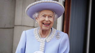 Königin Elizabeth II geniesst die Festlichkeiten zu ihren Ehren vom Balkon des Buckingham Palace.