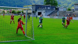 Aktive Jugend: Auf dem Fussball­platz Allmeind in Niederurnen spielen die Juniorinnen des FC Linth 04 (in Rot) ein Heimspiel.