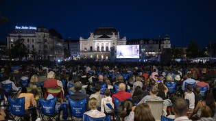 Tausende Menschen sehen sich die Live-Übertragung von Christian Spucks Ballett "Dornröschen" des Zürcher Opernhauses auf dem Sechseläutenplatz an.
