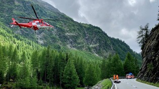 Transport: Eine Rega-Crew brachte den Verletzten vom Unfallort ins Kantonsspital Graubünden.