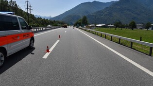 Mit Leitplanke kollidiert: Aus noch nicht geklärten Gründen hat ein Töfffahrer vor dem Autobahnanschluss Bellinzona-Nord die Kontrolle über das Fahrzeug verloren.