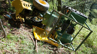 Im Kanton Jura ist ein Traktorfahrer in einem Waldgebiet von der Strasse abgekommen und einen Abhang hinunter gestürzt. (Symbolbild)