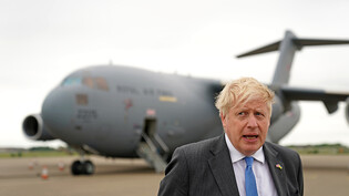 Boris Johnson, Premierminister von Großbritannien, spricht zu Journalisten, nachdem er aus Kiew zurückgekehrt ist. Foto: Joe Giddens/PA Wire/dpa