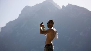 Bilderbuchwetter: Nicht alle Menschen konnten die Hitze am Wochenende so geniessen wie dieser Hobby-Fotograf am Kerenzerbergrennen.