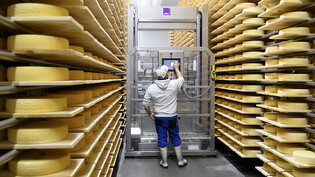 Schweizer Raclette-Käse ist im Ausland so beliebt wie noch nie. Die Exporte sind auf einen neuen Rekord gestiegen. Dagegen ist der Konsum im Inland etwas zurückgegangen. (Archivbild)